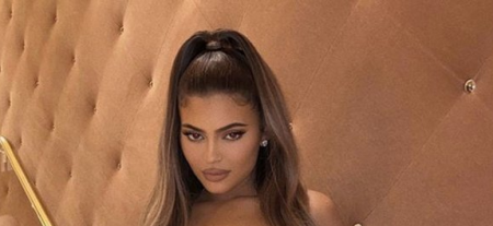 كايلي جينر بملابس شفافة تبرز حملها